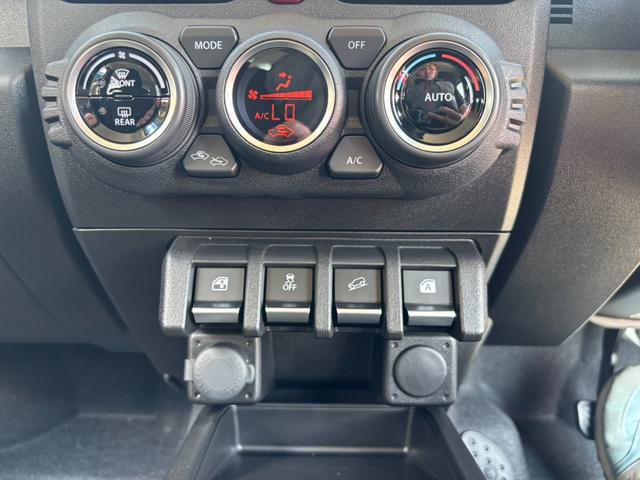ジムニー ＸＣ　４ＷＤ　ＡＴ　届出済未使用車　衝突軽減ブレーキ　コーナーセンサー　レーン逸脱警報　クルーズコントロール　シートヒーター　ターボ　ＬＥＤヘッドライト　フォグ　純正１６ＡＷ　革巻ハンドル　スマートキー　電格ミラー　集中ドアロック　アイドリングストップ（53枚目）