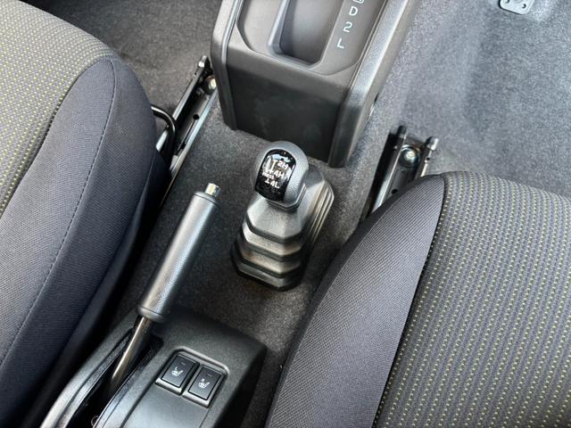 ジムニー ＸＣ　４ＷＤ　ＡＴ　届出済未使用車　衝突軽減ブレーキ　コーナーセンサー　レーン逸脱警報　クルーズコントロール　シートヒーター　ターボ　ＬＥＤヘッドライト　フォグ　純正１６ＡＷ　革巻ハンドル　スマートキー　電格ミラー　集中ドアロック　アイドリングストップ（56枚目）