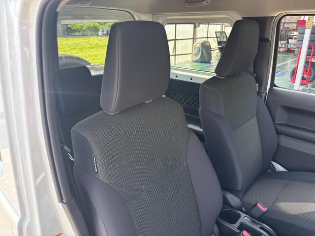 ジムニー ＸＣ　４ＷＤ　ＡＴ　届出済未使用車　衝突軽減ブレーキ　コーナーセンサー　レーン逸脱警報　クルーズコントロール　シートヒーター　ターボ　ＬＥＤヘッドライト　フォグ　純正１６ＡＷ　革巻ハンドル　スマートキー　電格ミラー　集中ドアロック　アイドリングストップ（58枚目）