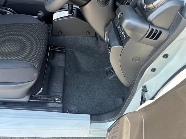 ジムニー ＸＣ　４ＷＤ　ＡＴ　届出済未使用車　衝突軽減ブレーキ　コーナーセンサー　レーン逸脱警報　クルーズコントロール　シートヒーター　ターボ　ＬＥＤヘッドライト　フォグ　純正１６ＡＷ　革巻ハンドル　スマートキー　電格ミラー　集中ドアロック　アイドリングストップ（60枚目）
