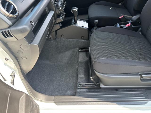 ジムニー ＸＣ　４ＷＤ　ＡＴ　届出済未使用車　衝突軽減ブレーキ　コーナーセンサー　レーン逸脱警報　クルーズコントロール　シートヒーター　ターボ　ＬＥＤヘッドライト　フォグ　純正１６ＡＷ　革巻ハンドル　スマートキー　電格ミラー　集中ドアロック　アイドリングストップ（65枚目）