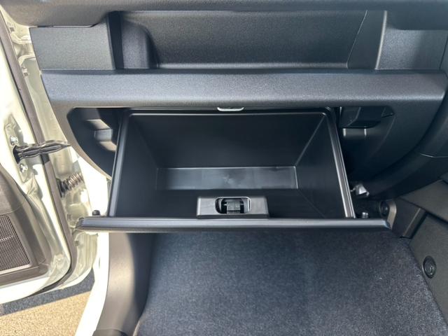 ジムニー ＸＣ　４ＷＤ　ＡＴ　届出済未使用車　衝突軽減ブレーキ　コーナーセンサー　レーン逸脱警報　クルーズコントロール　シートヒーター　ターボ　ＬＥＤヘッドライト　フォグ　純正１６ＡＷ　革巻ハンドル　スマートキー　電格ミラー　集中ドアロック　アイドリングストップ（68枚目）