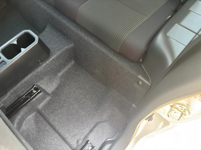ジムニー ＸＣ　４ＷＤ　ＡＴ　届出済未使用車　衝突軽減ブレーキ　コーナーセンサー　レーン逸脱警報　クルーズコントロール　シートヒーター　ターボ　ＬＥＤヘッドライト　フォグ　純正１６ＡＷ　革巻ハンドル　スマートキー　電格ミラー　集中ドアロック　アイドリングストップ（69枚目）
