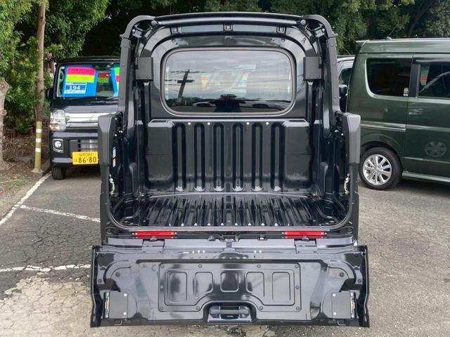 ハイゼットカーゴ デッキバンＧ　届出済未使用車　メモリーナビ／　衝突軽減装置　新車保証書　コーナーセンサー　ＴＶ　スマートキ　アイドリングストップ　レーン逸脱警報　オートライト　両側スライドドア　プッシュスタート　４人乗　頭上荷物入れ　集中ドアロック　電格ミラー　光軸調整ライト（7枚目）