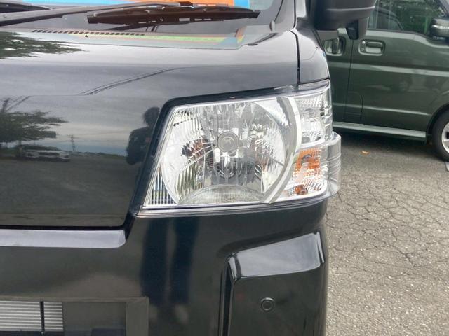 ハイゼットカーゴ デッキバンＧ　届出済未使用車　メモリーナビ／　衝突軽減装置　新車保証書　コーナーセンサー　ＴＶ　スマートキ　アイドリングストップ　レーン逸脱警報　オートライト　両側スライドドア　プッシュスタート　４人乗　頭上荷物入れ　集中ドアロック　電格ミラー　光軸調整ライト（28枚目）