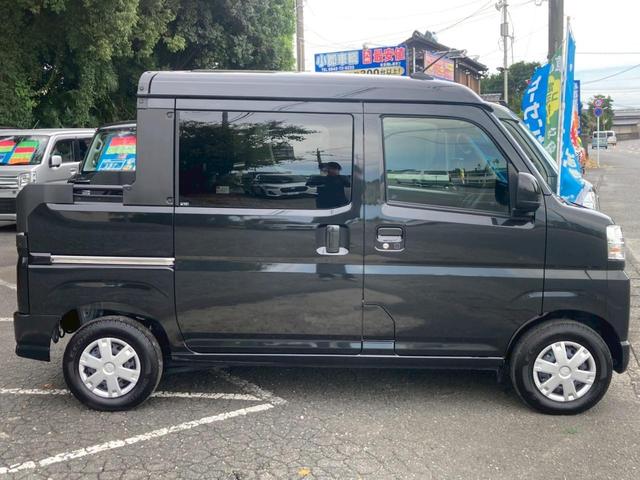 ハイゼットカーゴ デッキバンＧ　届出済未使用車　メモリーナビ／　衝突軽減装置　新車保証書　コーナーセンサー　ＴＶ　スマートキ　アイドリングストップ　レーン逸脱警報　オートライト　両側スライドドア　プッシュスタート　４人乗　頭上荷物入れ　集中ドアロック　電格ミラー　光軸調整ライト（33枚目）