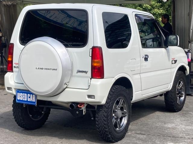 ジムニー ランドベンチャー４ＷＤ　１０型５ＭＴ／ＳＤナビ　リフトアップ　Ｂｌｕｅｔｏｏｔｈ　記録簿　社外マフラー　フルセグＴＶ　シートヒーター　キーレス　ステリモ　ターボ　電格ミラー　レザーシート　純正１６ＡＷ　ＥＴＣ　ＤＶＤ　革巻ハンドル　電格ミラー　背面タイヤカバー（6枚目）