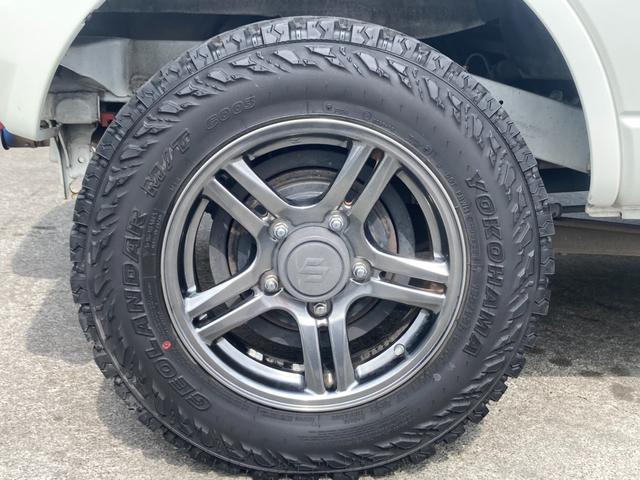 ジムニー ランドベンチャー４ＷＤ　１０型５ＭＴ／ＳＤナビ　リフトアップ　Ｂｌｕｅｔｏｏｔｈ　記録簿　社外マフラー　フルセグＴＶ　シートヒーター　キーレス　ステリモ　ターボ　電格ミラー　レザーシート　純正１６ＡＷ　ＥＴＣ　ＤＶＤ　革巻ハンドル　電格ミラー　背面タイヤカバー（50枚目）