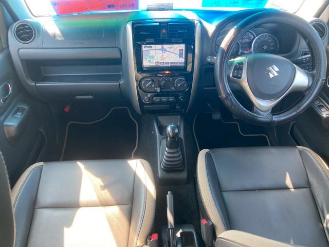 ジムニー ランドベンチャー　４ＷＤ　／１０型５ＭＴ　メモリーナビ　ＴＶ　レザーシート　Ｂｌｕｅｔｏｏｔｈ　シートヒーター　純正１６ＡＷ　革巻ハンドル　電格ミラー　キーレス　ドアバイザー　背面タイヤカバー　フォグライト　ターボ　光軸調整ライト　ミラーヒーター　ＤＶＤ再生（10枚目）