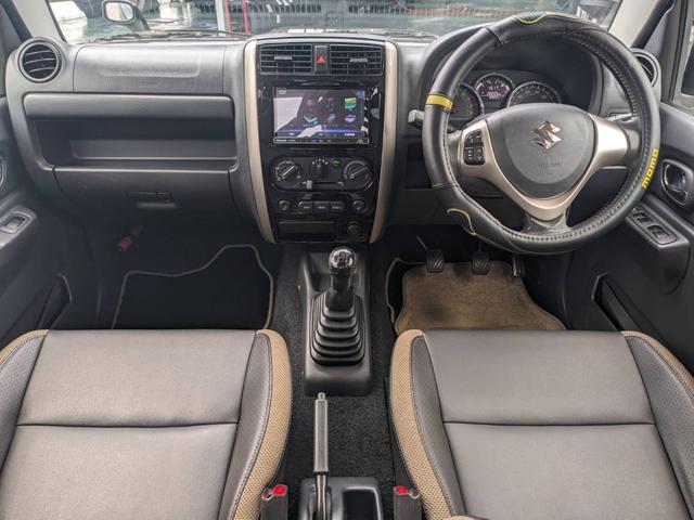 ジムニー ランドベンチャー　４ＷＤ　１０型５ＭＴ　ＳＤナビ　フルセグ　Ｂｌｕｅｔｏｏｔｈ　ＥＴＣ　記録簿　キーレス　ＤＶＤ再生　シートヒーター　ステリモ　ターボ　電格ミラー　フォグライト　革巻ハンドル　ドアバイザー　純正１６ＡＷ　背面タイヤカバー　光軸調整ライト（9枚目）