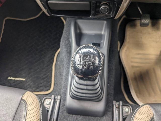 ジムニー ランドベンチャー　４ＷＤ　１０型５ＭＴ　ＳＤナビ　フルセグ　Ｂｌｕｅｔｏｏｔｈ　ＥＴＣ　記録簿　キーレス　ＤＶＤ再生　シートヒーター　ステリモ　ターボ　電格ミラー　フォグライト　革巻ハンドル　ドアバイザー　純正１６ＡＷ　背面タイヤカバー　光軸調整ライト（10枚目）