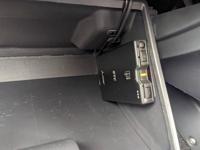 ジムニー ランドベンチャー　４ＷＤ　１０型５ＭＴ　ＳＤナビ　フルセグ　Ｂｌｕｅｔｏｏｔｈ　ＥＴＣ　記録簿　キーレス　ＤＶＤ再生　シートヒーター　ステリモ　ターボ　電格ミラー　フォグライト　革巻ハンドル　ドアバイザー　純正１６ＡＷ　背面タイヤカバー　光軸調整ライト（20枚目）