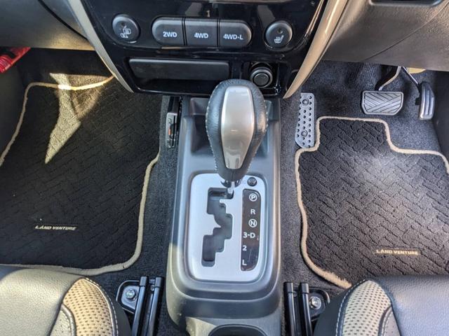 ジムニー ランドベンチャー　４ＷＤ　１０型ＡＴ／純正ナビ　フルセグＴＶ　Ｂｌｕｅｔｏｏｔｈ　バックカメラ　ＥＴＣ　ドラレコ　シートヒーター　レザーシート　ステリモ　革巻ハンドル　ターボ　背面タイヤ　ＤＶＤ再生　フォグライト　ＵＳＢ入力　電格ミラー　ドアバイザー　キーレス（11枚目）