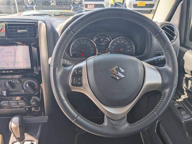 ジムニー ランドベンチャー　４ＷＤ　１０型ＡＴ／純正ナビ　フルセグＴＶ　Ｂｌｕｅｔｏｏｔｈ　バックカメラ　ＥＴＣ　ドラレコ　シートヒーター　レザーシート　ステリモ　革巻ハンドル　ターボ　背面タイヤ　ＤＶＤ再生　フォグライト　ＵＳＢ入力　電格ミラー　ドアバイザー　キーレス（12枚目）