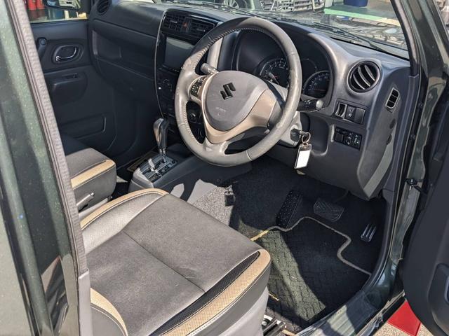 ジムニー ランドベンチャー　４ＷＤ　１０型ＡＴ／純正ナビ　フルセグＴＶ　Ｂｌｕｅｔｏｏｔｈ　バックカメラ　ＥＴＣ　ドラレコ　シートヒーター　レザーシート　ステリモ　革巻ハンドル　ターボ　背面タイヤ　ＤＶＤ再生　フォグライト　ＵＳＢ入力　電格ミラー　ドアバイザー　キーレス（13枚目）
