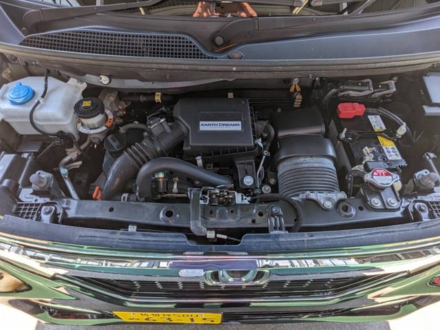 ★エンジンルーム★バッテリー交換、その他部品交換はいかがですか♪オイル交換や各部部品交換可能です（＊＾＾）異音診断や重整備などお車に関わる事全て対応しております（＃＾．＾＃）