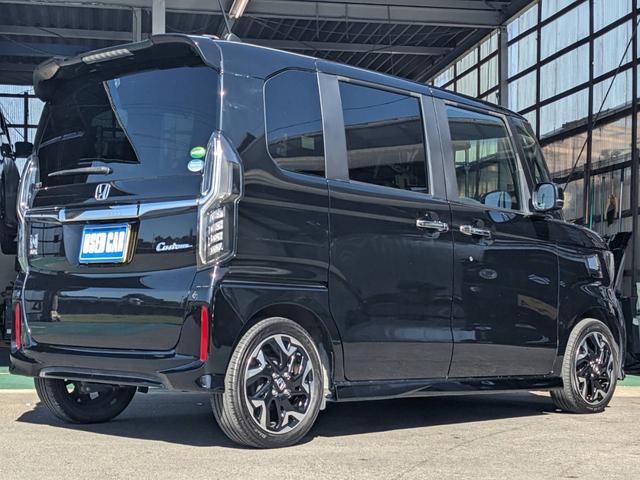 ★右斜め後ろからの一枚です★納車前にはバッチリ仕上げをしてご納車しております！商談時に小キズや線キズなど気になる所があればお気軽にご相談下さい♪内装の写真も是非ご覧ください♪