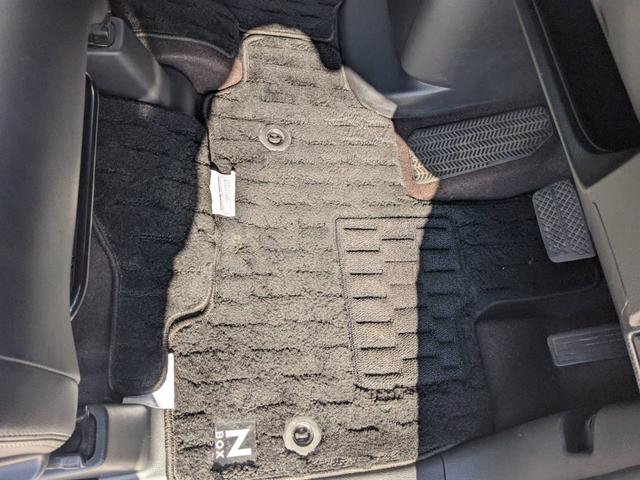 フロアマットです！任意保険、クレジット、ＪＡＦなど車のことなら当店にお任せ下さい！！維持費が安くて好評の軽自動車。一昔前の軽自動車と比べると良く出来てますよ。
