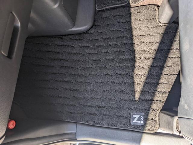 フロアマットです！任意保険、クレジット、ＪＡＦなど車のことなら当店にお任せ下さい！！維持費が安くて好評の軽自動車。一昔前の軽自動車と比べると良く出来てますよ。