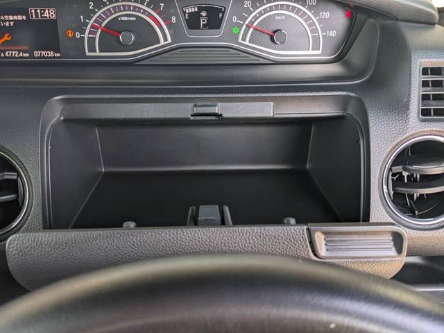 ★運転席のグローブボックスです★入庫した際に先ずはスタッフが１００項目以上の入庫チェック厳しい規定をクリアーした車両のみを展示しております　★プロの国家２級整備士にお任せ下さい★