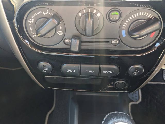 ジムニー ランドベンチャー　４ＷＤ　ＳＤナビ　レザーシート　フルセグ　Ｂｌｕｅｔｏｏｔｈ　ＥＴＣ　電格ミラー　ＬＥＤヘッドライト　社外１６ＡＷ　マッドガード　背面タイヤ　ＵＳＢ入力　キーレス　ＬＥＤフォグライト　ＤＶＤ再生　シートヒーター　ステリモ　革巻ハンドル　ターボ（3枚目）
