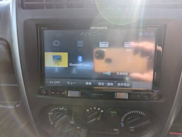 ジムニー ＸＣ　４ＷＤ　９型ＡＴ　ＳＤナビ　Ｂｌｕｅｔｏｏｔｈ　バックカメラ　フルセグＴＶ　ＥＴＣ　社外エアクリーナー　ＤＶＤ再生　キーレス　ターボ　ドアバイザー　電格ミラー　ルーフレール　フォグライト　光軸調整ライト　純正１６ＡＷ　背面タイヤカバー（2枚目）