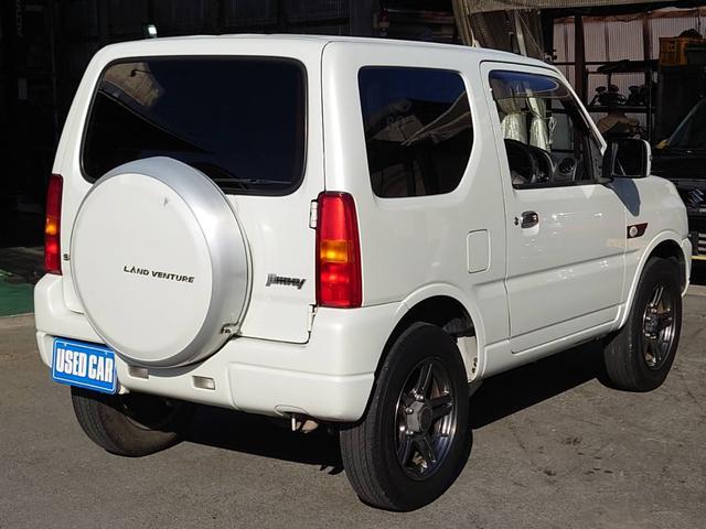 ジムニー ランドベンチャー　４ＷＤ　１０型ＡＴ　ワンオーナー　ＳＤナビ　シートヒーター　Ｂｌｕｅｔｏｏｔｈ　フルセグＴＶ　ＥＴＣ　レザーシート　フォグライト　ＤＶＤ再生　キーレス　ターボ　ドアバイザー　背面タイヤカバー　純正１６ＡＷ　革巻ハンドル　フェンダーミラー（6枚目）