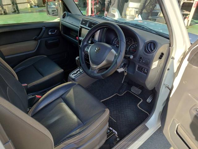 ジムニー ランドベンチャー　４ＷＤ　１０型ＡＴ　ワンオーナー　ＳＤナビ　シートヒーター　Ｂｌｕｅｔｏｏｔｈ　フルセグＴＶ　ＥＴＣ　レザーシート　フォグライト　ＤＶＤ再生　キーレス　ターボ　ドアバイザー　背面タイヤカバー　純正１６ＡＷ　革巻ハンドル　フェンダーミラー（13枚目）