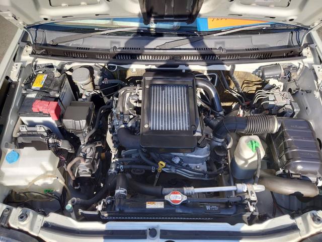 ジムニー ランドベンチャー　４ＷＤ　１０型ＡＴ　ワンオーナー　ＳＤナビ　シートヒーター　Ｂｌｕｅｔｏｏｔｈ　フルセグＴＶ　ＥＴＣ　レザーシート　フォグライト　ＤＶＤ再生　キーレス　ターボ　ドアバイザー　背面タイヤカバー　純正１６ＡＷ　革巻ハンドル　フェンダーミラー（22枚目）