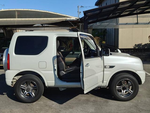 ジムニー ランドベンチャー　４ＷＤ　１０型ＡＴ　ワンオーナー　ＳＤナビ　シートヒーター　Ｂｌｕｅｔｏｏｔｈ　フルセグＴＶ　ＥＴＣ　レザーシート　フォグライト　ＤＶＤ再生　キーレス　ターボ　ドアバイザー　背面タイヤカバー　純正１６ＡＷ　革巻ハンドル　フェンダーミラー（38枚目）