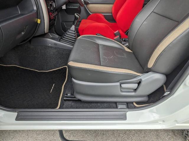 フロアマットです！任意保険、クレジット、ＪＡＦなど車のことなら当店にお任せ下さい！！維持費が安くて好評の軽自動車。一昔前の軽自動車と比べると良く出来てますよ。