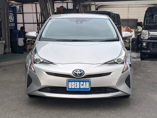 プリウス Ｅ　ＳＤナビ　衝突軽減ブレーキ　前後ドラレコ　バックカメラ　クルーズコントロール　ＥＴＣ　コーナーセンサー　ＬＥＤヘッドライト　オートハイビーム　レーン逸脱警報　純正１５ＡＷ　電格ミラー　ドアバイザー　ＤＶＤ再生　オートライト　集中ドアロック　スマートキー（4枚目）