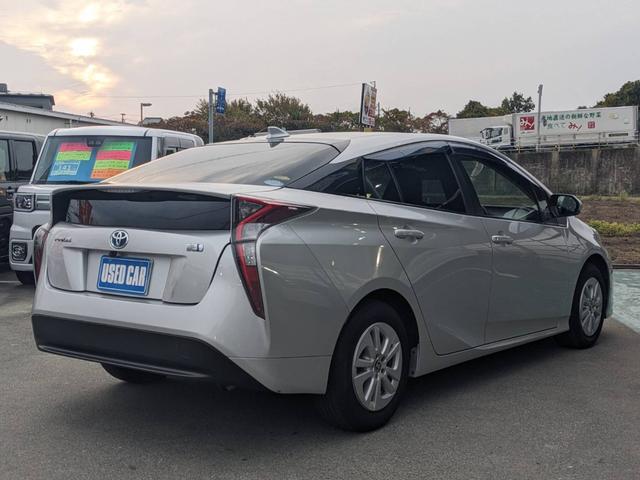 プリウス Ｅ　ＳＤナビ　衝突軽減ブレーキ　前後ドラレコ　バックカメラ　クルーズコントロール　ＥＴＣ　コーナーセンサー　ＬＥＤヘッドライト　オートハイビーム　レーン逸脱警報　純正１５ＡＷ　電格ミラー　ドアバイザー　ＤＶＤ再生　オートライト　集中ドアロック　スマートキー（6枚目）