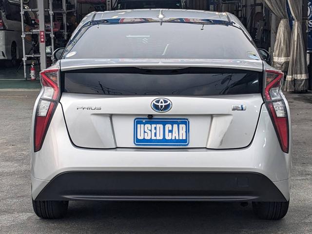 プリウス Ｅ　ＳＤナビ　衝突軽減ブレーキ　前後ドラレコ　バックカメラ　クルーズコントロール　ＥＴＣ　コーナーセンサー　ＬＥＤヘッドライト　オートハイビーム　レーン逸脱警報　純正１５ＡＷ　電格ミラー　ドアバイザー　ＤＶＤ再生　オートライト　集中ドアロック　スマートキー（7枚目）