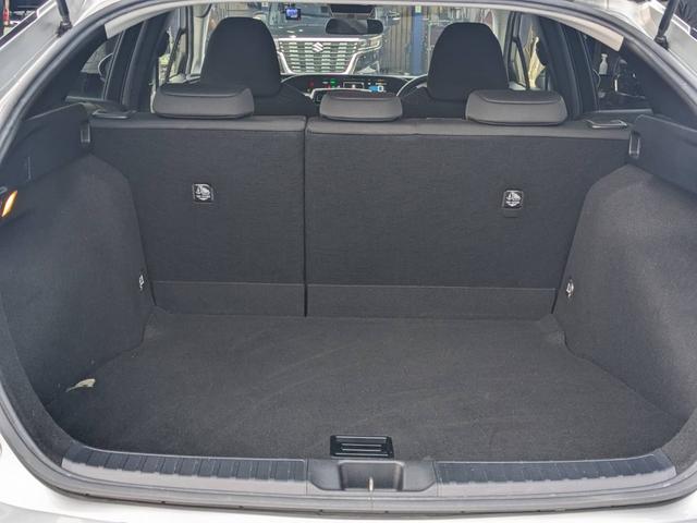 プリウス Ｅ　ＳＤナビ　衝突軽減ブレーキ　前後ドラレコ　バックカメラ　クルーズコントロール　ＥＴＣ　コーナーセンサー　ＬＥＤヘッドライト　オートハイビーム　レーン逸脱警報　純正１５ＡＷ　電格ミラー　ドアバイザー　ＤＶＤ再生　オートライト　集中ドアロック　スマートキー（9枚目）