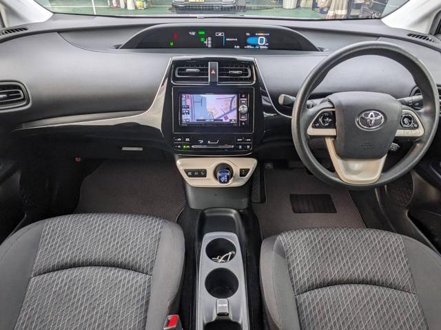 プリウス Ｅ　ＳＤナビ　衝突軽減ブレーキ　前後ドラレコ　バックカメラ　クルーズコントロール　ＥＴＣ　コーナーセンサー　ＬＥＤヘッドライト　オートハイビーム　レーン逸脱警報　純正１５ＡＷ　電格ミラー　ドアバイザー　ＤＶＤ再生　オートライト　集中ドアロック　スマートキー（10枚目）