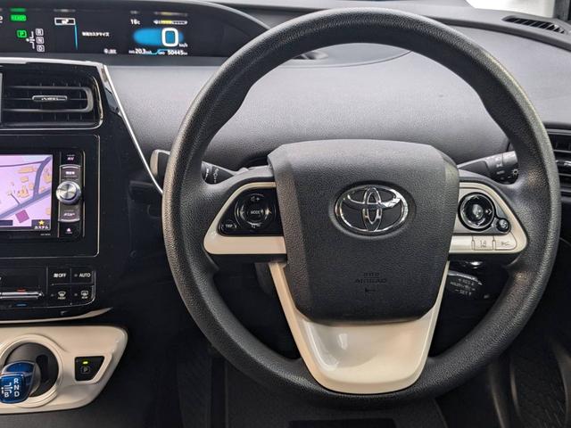 プリウス Ｅ　ＳＤナビ　衝突軽減ブレーキ　前後ドラレコ　バックカメラ　クルーズコントロール　ＥＴＣ　コーナーセンサー　ＬＥＤヘッドライト　オートハイビーム　レーン逸脱警報　純正１５ＡＷ　電格ミラー　ドアバイザー　ＤＶＤ再生　オートライト　集中ドアロック　スマートキー（11枚目）