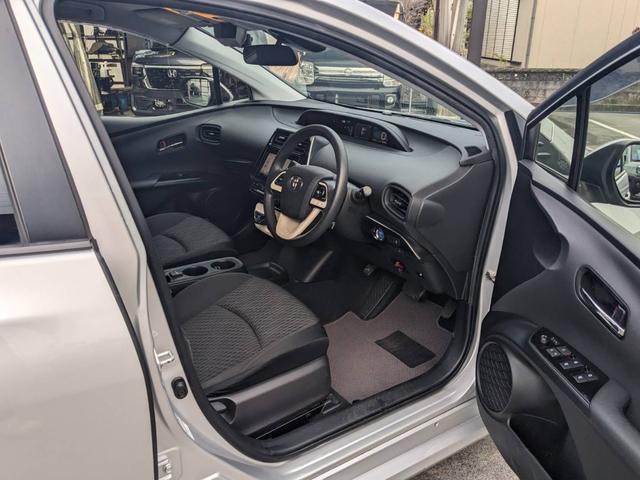 プリウス Ｅ　ＳＤナビ　衝突軽減ブレーキ　前後ドラレコ　バックカメラ　クルーズコントロール　ＥＴＣ　コーナーセンサー　ＬＥＤヘッドライト　オートハイビーム　レーン逸脱警報　純正１５ＡＷ　電格ミラー　ドアバイザー　ＤＶＤ再生　オートライト　集中ドアロック　スマートキー（12枚目）