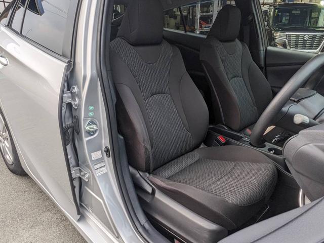 プリウス Ｅ　ＳＤナビ　衝突軽減ブレーキ　前後ドラレコ　バックカメラ　クルーズコントロール　ＥＴＣ　コーナーセンサー　ＬＥＤヘッドライト　オートハイビーム　レーン逸脱警報　純正１５ＡＷ　電格ミラー　ドアバイザー　ＤＶＤ再生　オートライト　集中ドアロック　スマートキー（13枚目）