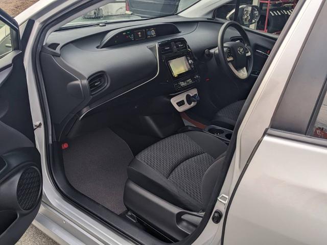 プリウス Ｅ　ＳＤナビ　衝突軽減ブレーキ　前後ドラレコ　バックカメラ　クルーズコントロール　ＥＴＣ　コーナーセンサー　ＬＥＤヘッドライト　オートハイビーム　レーン逸脱警報　純正１５ＡＷ　電格ミラー　ドアバイザー　ＤＶＤ再生　オートライト　集中ドアロック　スマートキー（14枚目）