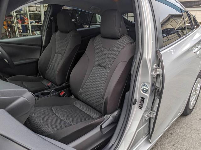 プリウス Ｅ　ＳＤナビ　衝突軽減ブレーキ　前後ドラレコ　バックカメラ　クルーズコントロール　ＥＴＣ　コーナーセンサー　ＬＥＤヘッドライト　オートハイビーム　レーン逸脱警報　純正１５ＡＷ　電格ミラー　ドアバイザー　ＤＶＤ再生　オートライト　集中ドアロック　スマートキー（15枚目）