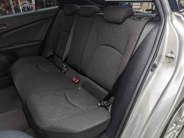 プリウス Ｅ　ＳＤナビ　衝突軽減ブレーキ　前後ドラレコ　バックカメラ　クルーズコントロール　ＥＴＣ　コーナーセンサー　ＬＥＤヘッドライト　オートハイビーム　レーン逸脱警報　純正１５ＡＷ　電格ミラー　ドアバイザー　ＤＶＤ再生　オートライト　集中ドアロック　スマートキー（17枚目）