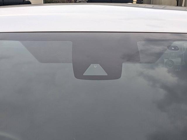 プリウス Ｅ　ＳＤナビ　衝突軽減ブレーキ　前後ドラレコ　バックカメラ　クルーズコントロール　ＥＴＣ　コーナーセンサー　ＬＥＤヘッドライト　オートハイビーム　レーン逸脱警報　純正１５ＡＷ　電格ミラー　ドアバイザー　ＤＶＤ再生　オートライト　集中ドアロック　スマートキー（23枚目）