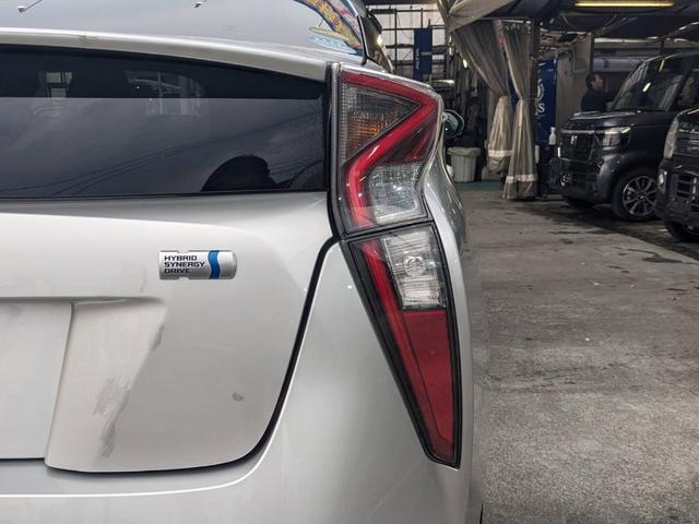 プリウス Ｅ　ＳＤナビ　衝突軽減ブレーキ　前後ドラレコ　バックカメラ　クルーズコントロール　ＥＴＣ　コーナーセンサー　ＬＥＤヘッドライト　オートハイビーム　レーン逸脱警報　純正１５ＡＷ　電格ミラー　ドアバイザー　ＤＶＤ再生　オートライト　集中ドアロック　スマートキー（42枚目）