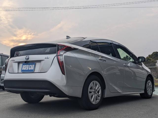 プリウス Ｅ　ＳＤナビ　衝突軽減ブレーキ　前後ドラレコ　バックカメラ　クルーズコントロール　ＥＴＣ　コーナーセンサー　ＬＥＤヘッドライト　オートハイビーム　レーン逸脱警報　純正１５ＡＷ　電格ミラー　ドアバイザー　ＤＶＤ再生　オートライト　集中ドアロック　スマートキー（43枚目）