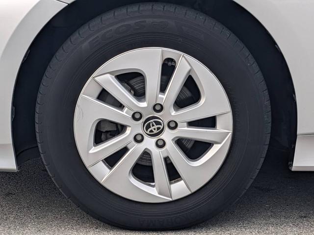 プリウス Ｅ　ＳＤナビ　衝突軽減ブレーキ　前後ドラレコ　バックカメラ　クルーズコントロール　ＥＴＣ　コーナーセンサー　ＬＥＤヘッドライト　オートハイビーム　レーン逸脱警報　純正１５ＡＷ　電格ミラー　ドアバイザー　ＤＶＤ再生　オートライト　集中ドアロック　スマートキー（46枚目）