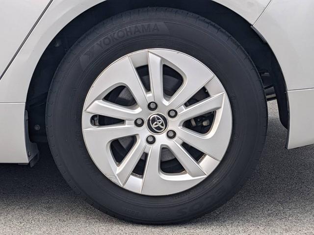 プリウス Ｅ　ＳＤナビ　衝突軽減ブレーキ　前後ドラレコ　バックカメラ　クルーズコントロール　ＥＴＣ　コーナーセンサー　ＬＥＤヘッドライト　オートハイビーム　レーン逸脱警報　純正１５ＡＷ　電格ミラー　ドアバイザー　ＤＶＤ再生　オートライト　集中ドアロック　スマートキー（47枚目）