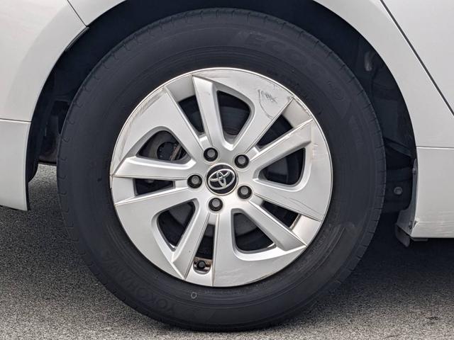 プリウス Ｅ　ＳＤナビ　衝突軽減ブレーキ　前後ドラレコ　バックカメラ　クルーズコントロール　ＥＴＣ　コーナーセンサー　ＬＥＤヘッドライト　オートハイビーム　レーン逸脱警報　純正１５ＡＷ　電格ミラー　ドアバイザー　ＤＶＤ再生　オートライト　集中ドアロック　スマートキー（49枚目）