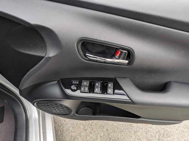 プリウス Ｅ　ＳＤナビ　衝突軽減ブレーキ　前後ドラレコ　バックカメラ　クルーズコントロール　ＥＴＣ　コーナーセンサー　ＬＥＤヘッドライト　オートハイビーム　レーン逸脱警報　純正１５ＡＷ　電格ミラー　ドアバイザー　ＤＶＤ再生　オートライト　集中ドアロック　スマートキー（65枚目）