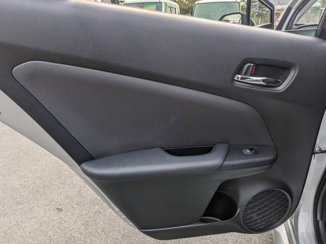 プリウス Ｅ　ＳＤナビ　衝突軽減ブレーキ　前後ドラレコ　バックカメラ　クルーズコントロール　ＥＴＣ　コーナーセンサー　ＬＥＤヘッドライト　オートハイビーム　レーン逸脱警報　純正１５ＡＷ　電格ミラー　ドアバイザー　ＤＶＤ再生　オートライト　集中ドアロック　スマートキー（72枚目）